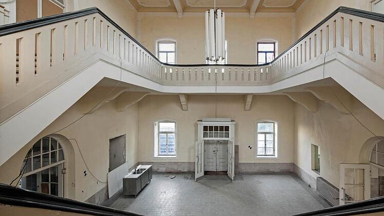 Vor dem Ausbau der Schmuckfenster hat das Bauamt die Treppenhäuser vom Architekturfotografen Gerhard Hagen ablichten lassen. Foto: Gerhard Hagen