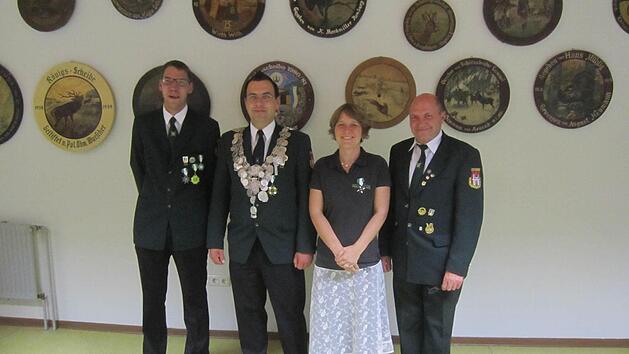 Das neue K&ouml;nigshaus (von links): 1. Ritter Lukas Hammer, Sch&uuml;tzenk&ouml;nig Martin Halbig, 2. Ritter Ulrike Aberer sowie Sportleiter Reiner Henneberger.  Fotos: Hartmut Hessel