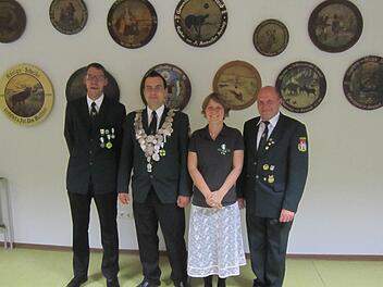 Das neue Königshaus (von links): 1. Ritter Lukas Hammer, Schützenkönig Martin Halbig, 2. Ritter Ulrike Aberer sowie Sportleiter Reiner Henneberger.  Fotos: Hartmut Hessel