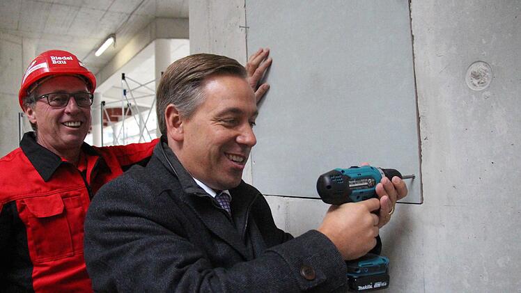 Das Atrium im Neubau des Landratsamts Erlangen-Höchstadt machte beim Richtfest Eindruck. Rund 40 Millionen Euro soll der Bau kosten. Foto: Christian Bauriedel