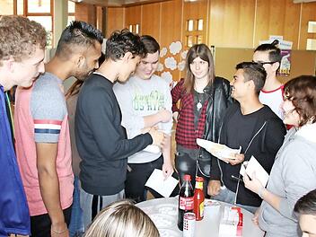 Schüler diskutieren mit Laura Sartori (rechts) darüber, wie viel Zucker in Lebensmitteln steckt.  Fotos: Ralf Ruppert