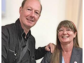 "Die Partei" jetzt auch in Herzogenaurach: Bundesvorsitzender Martin Sommerkorn gratuliert der Ortsvorsitzenden Gabi Bitter, auf dem kleinen Bild mit ihrem Stellvertreter Steffen Moroskow. Fotos: privat/Montage: Dagmar Klumb