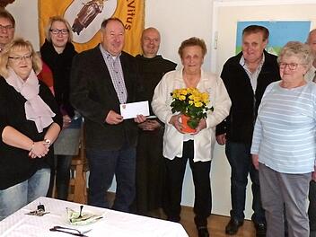 Unser Bild zeigt (von links) Peter Sandler, Michaela Ramming, Edeltraud Müller, Bürgermeister Alfred Kolenda, Pfarrer Silvester Ostfeld, Jubilarin Dora Schicker, Kirchenpfleger Waldemar Hebda, Gitta Hofmann und Gerhard Schott. Foto: Klaus-Peter Wulf