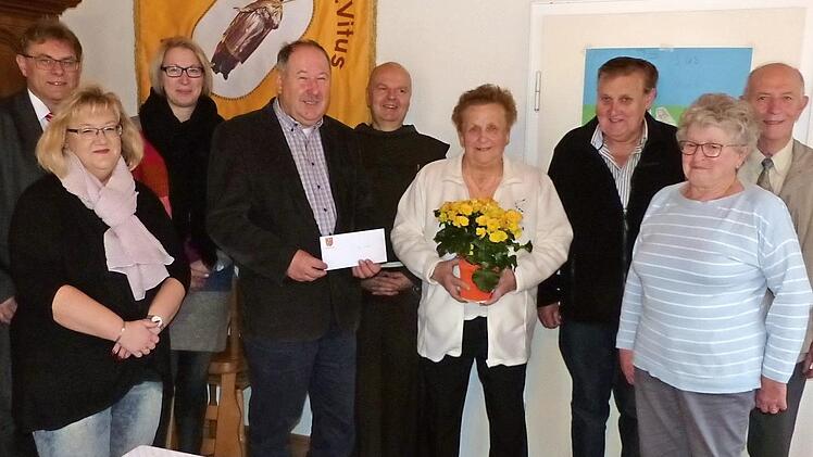 Unser Bild zeigt (von links) Peter Sandler, Michaela Ramming, Edeltraud Müller, Bürgermeister Alfred Kolenda, Pfarrer Silvester Ostfeld, Jubilarin Dora Schicker, Kirchenpfleger Waldemar Hebda, Gitta Hofmann und Gerhard Schott. Foto: Klaus-Peter Wulf