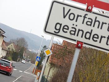 Die Rechts-vor-links-Regel ist aufgehoben. Der Verkehr auf der Friedhofstraße hat grundsätzlich Vorfahrt. Foto: Arkadius Guzy