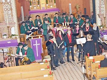 Adventssingen in der St.-Katharina-Kirche in Neukenroth mit (von links) der Bläsergruppe und im Hintergrund der Gesangsgruppe des Volkstrachtenvereins "Zechgemeinschaft" Neukenroth, im Vordergrund Mitte der Singkreis Buchbach  Foto: K.- H. Hofmann