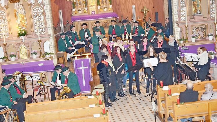 Adventssingen in der St.-Katharina-Kirche in Neukenroth mit (von links) der Bläsergruppe und im Hintergrund der Gesangsgruppe des Volkstrachtenvereins "Zechgemeinschaft" Neukenroth, im Vordergrund Mitte der Singkreis Buchbach  Foto: K.- H. Hofmann