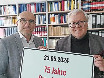 Matthias Ch. Reubel (l.), Vorstandsmitglied des Kultur- und Fördervereins, und Professor Max-Emanuel Geis laden ein zur Feier „75 Jahre Grundgesetz Bundesrepublik Deutschland“ am Donnerstag, 23. Mai, in Leutenbach.