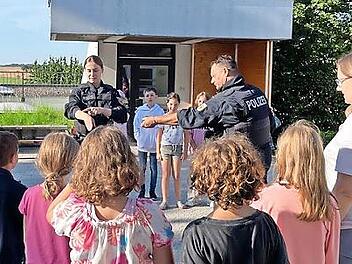 Zwei Beamte der Bundespolizei führten den Kindern vor, wie sie sich verteidigen können.