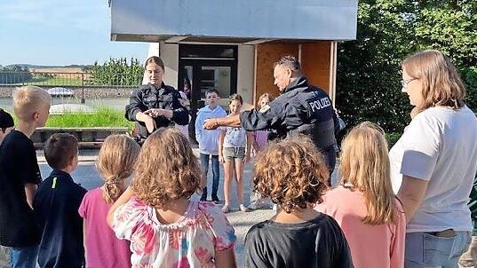 Zwei Beamte der Bundespolizei führten den Kindern vor, wie sie sich verteidigen können.