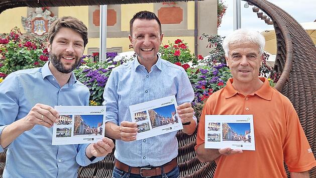 Steffen Hofmann (l.) und Harald Fischer (r.) vom Amt für Wirtschaft, Tourismus und Kultur der Stadt Lichtenfels präsentieren zusammen mit dem Bürgermeister Andreas Hügerich (Mitte) die erstmals aufgelegte Broschüre „Radtouren um Lichtenfels“.