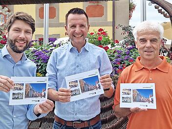 Steffen Hofmann (l.) und Harald Fischer (r.) vom Amt für Wirtschaft, Tourismus und Kultur der Stadt Lichtenfels präsentieren zusammen mit dem Bürgermeister Andreas Hügerich (Mitte) die erstmals aufgelegte Broschüre „Radtouren um Lichtenfels“.