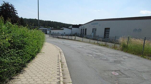 Die Guttenberger Stra&szlig;e im Marktleugaster Ortsteil Mannsflur wies gro&szlig;e Sch&auml;den auf. Nun wird sie saniert.
