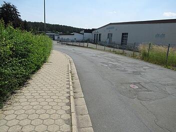 Die Guttenberger Straße im Marktleugaster Ortsteil Mannsflur wies große Schäden auf. Nun wird sie saniert.