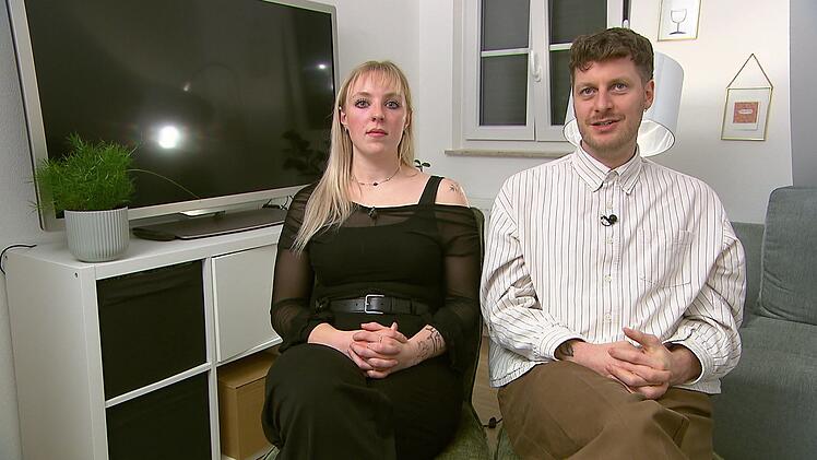 Franzi kann an der Vorspeise nichts aussetzen, Niclas findet den R&ouml;sti zu knusprig.