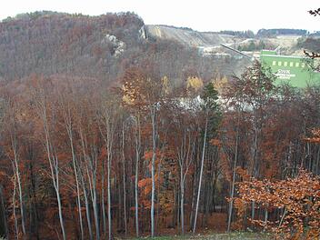 Vom inzwischen teilweise behutsam freigestellten Schlossberg hat der Wanderer diesen Blick hinab ins Tal und auf die benachbarten Steinwerke Kaider.