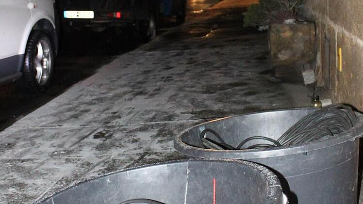 Hin und her, die ganze Nacht - zu sehen sind die Wannen mit Kabeln und Leuchten.