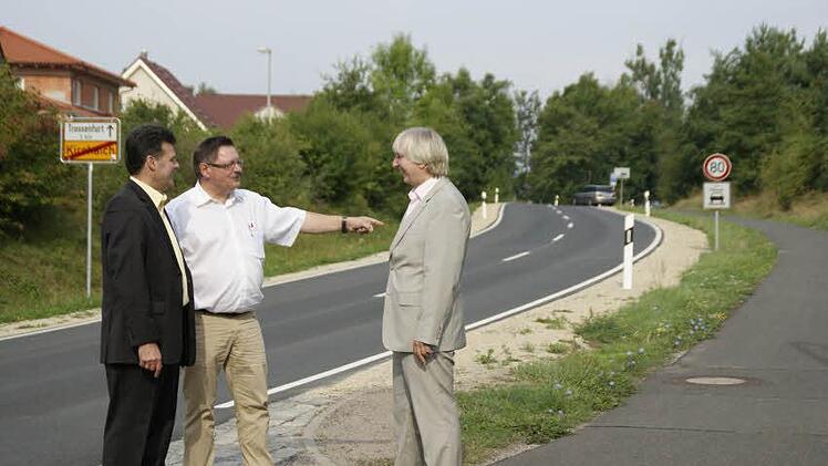 Mit der neuen Fahrbahndecke auf der Staatsstraße 2276 zwischen Trossenfurt und Kirchaich stieg das Staatliche Bauamt in die Sanierung der Staatsstraßen im Gemeindebereich Oberaurach ein. Bei einem Ortstermin informierte sich Staatssekretär Gerhard Eck gestern über den Stand der Dinge.