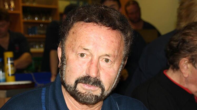 "Hört auf mit dem Zirkus und macht diese Parkbuchten wieder weg", forderte Hermann Kiesel die Stadtverwaltung in Sachen Arnshäuser Straße auf. "Die Anwohner sollen in den Höfen parken, die Autos müssen weg von der Straße", lautet seine Meinung. "Der vorrangige Zweck der Buchten war nicht, Parkflächen zu schaffen", stellte OB Blankenburg klar. Stattdessen solle der Verkehr abgebremst werden: "Die fahren wie die Wilden da durch."