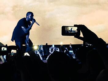 Plötzlich stand Kanye West auf der Bühne: Das war eine Überraschung für die Adidas-Mitarbeiter.  Foto: Adidas-Pressestelle