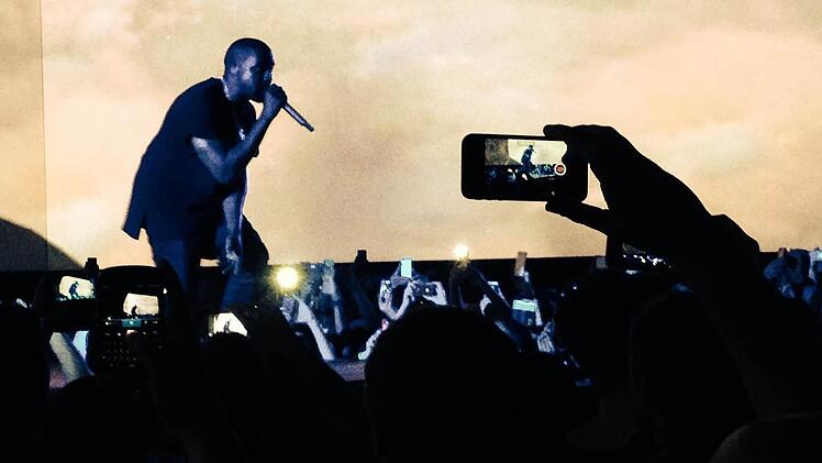 Plötzlich stand Kanye West auf der Bühne: Das war eine Überraschung für die Adidas-Mitarbeiter.  Foto: Adidas-Pressestelle