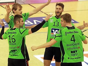 Nach diesem Ballwechsel war die Volleyball-Welt der "Grünen" noch in Ordnung (von links): Milan Hrinak (Nummer 16), Lubos Kostolani, Richard Maulen (13), Leonard Tille und Mannschaftskapitän Noah Baxpöhler jubeln gemeinsam über einen Punktgewinn. Foto: Albert Höchstädter