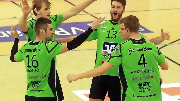 Nach diesem Ballwechsel war die Volleyball-Welt der "Grünen" noch in Ordnung (von links): Milan Hrinak (Nummer 16), Lubos Kostolani, Richard Maulen (13), Leonard Tille und Mannschaftskapitän Noah Baxpöhler jubeln gemeinsam über einen Punktgewinn. Foto: Albert Höchstädter