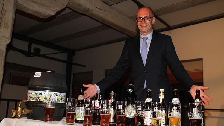 Landrat Christian Meißner mit den verschiedenen Bieren  Foto: Gerda Völk