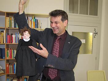 Das war einmal: Auf die Halskrause muss Dekan Stefan Kirchberger in Coburg verzichten. In Augsburg gehört sie zur traditionellen Amtstracht. Foto: Martin Koch