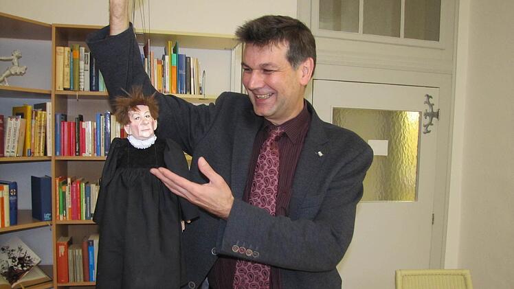 Das war einmal: Auf die Halskrause muss Dekan Stefan Kirchberger in Coburg verzichten. In Augsburg gehört sie zur traditionellen Amtstracht. Foto: Martin Koch