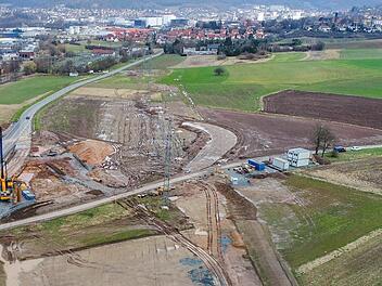 Über die Melkendorfer Umgehung, die derzeit gebaut wird, soll auch das neue Kulmbacher Gewerbegebiet verkehrsmäßig angebunden werden. Das Gewerbegebiet ist zwischen Melkendorf und Kulmbach rechts der jetzigen Staatsstraße 2190 geplant. Foto: Ingo Bär