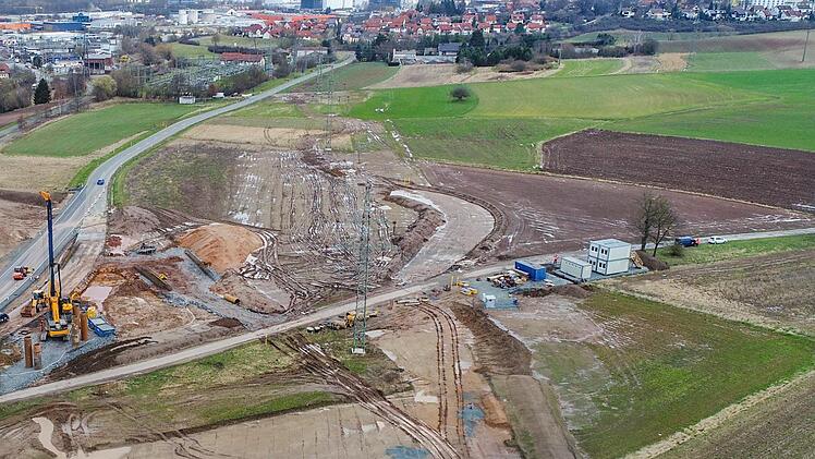 Über die Melkendorfer Umgehung, die derzeit gebaut wird, soll auch das neue Kulmbacher Gewerbegebiet verkehrsmäßig angebunden werden. Das Gewerbegebiet ist zwischen Melkendorf und Kulmbach rechts der jetzigen Staatsstraße 2190 geplant. Foto: Ingo Bär