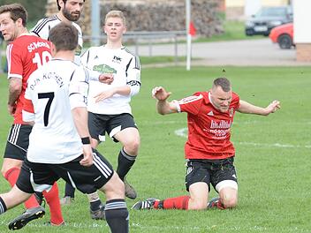 Diebachs Markus Kirchner (rechts) braucht sich in dieser Szene nicht zu ärgern, sein Team gewinnt gegen die DJK Kothen durch vier Tore in der zweiten Hälfte mit 4:0. Foto: ssp