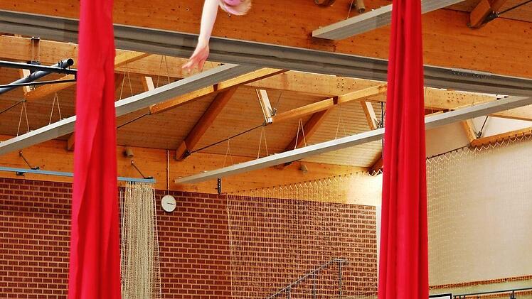 Atemberaubend die Figuren zwischen "Himmel und Erde" am Vertikaltuch.