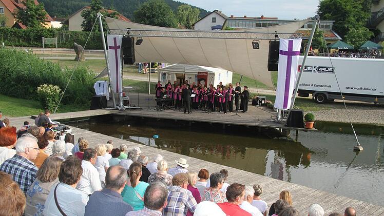 Glanzvolles Ende des Dekanatskirchentages in Kronach: der SMS-Chor Ludwigsstadt auf die Seebühne mit dem Martin-Luther-Oratorium Foto: Sonny Adam