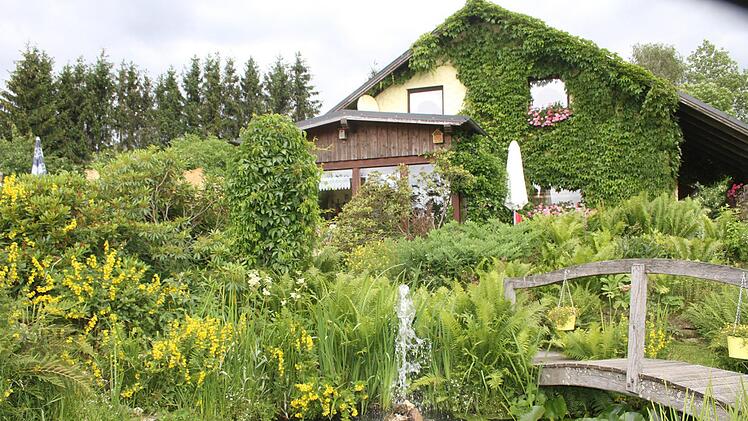 Mehr Gr&uuml;n als bei Margit und Horst G&ouml;bel im Grafengehaiger Ortsteil  Walberngr&uuml;n geht nicht.Sonny Adam