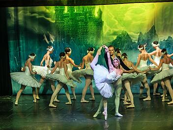 Märchen-Ballett mit Happy End: Tschaikowskys "Schwanensee, getanzt vom Russischen Staatsballett, beeindruckte die Besucher im Kongresshaus.Foto: Jochen Berger