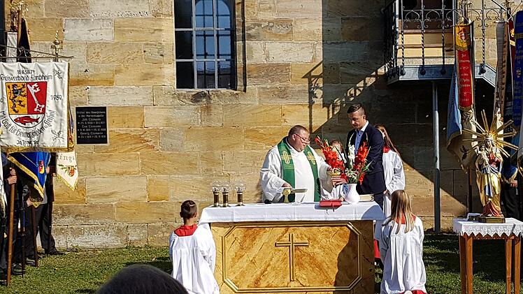 Pfarrer Michael Gehret mit Wallfahrtsführer Martin Eismann während des Gottesdienstes Foto: Reinhard Spörl