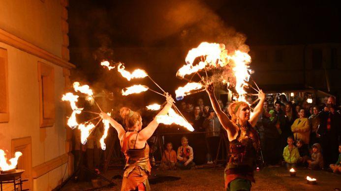 Die Feuershow am Samstagabend war das Highlight an diesem Tag. Die beiden Künstlerinnen begeisterten die Zuschauer.  Hanns Friedrich