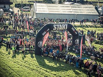 Kurz vor dem Start: In Oberndorf in Tirol schreibt das "Spartan Race" eine Erfolgsgeschichte. 2020 rechnen die Veranstalter mit über 10 000 Startern.Tourismusverbands  Kitzbüheler Alpen