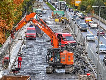 Die 228 Meter lange Hainbrücke wird derzeit saniert, doch die lange Bauzeit von zwei Jahren wird scharf kritisiert.  Foto: Ronald Rinklef