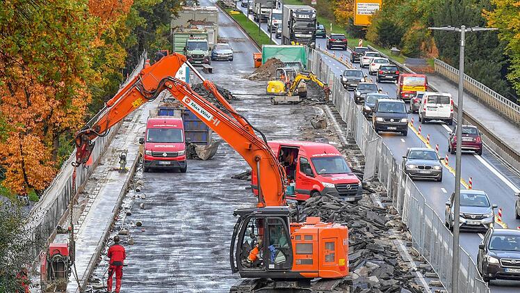 Die 228 Meter lange Hainbrücke wird derzeit saniert, doch die lange Bauzeit von zwei Jahren wird scharf kritisiert.  Foto: Ronald Rinklef
