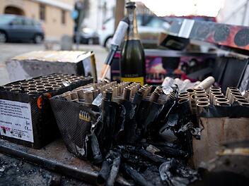 Mehrere Böller-Unfälle im Kreis Nürnberger Land: Bub verletzt und Auto beschädigt