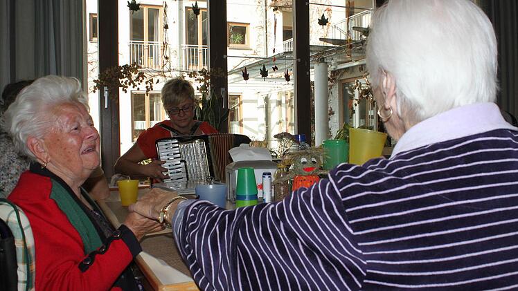 Ella (links) und Adelinde (rechts) schunkeln zur Akkordeonmusik von Barbara.