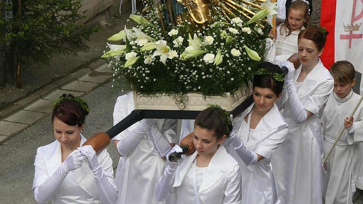 Ein schöner Anblick: Die Mädchen trugen die Marienstatue bei der Prozession durch den Ort.