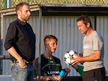 Trainer Christoph Böger (links) ist momentan auch als Psychologe gefragt. Nach dem bitteren Unentschieden in Trogen wird er damit beschäftigt gewesen sein, die Spieler wieder aufzubauen. Ob ihm dies gelungen ist, wird man heute Abend sehen. Mit im Bild Marcel Lindner (Mitte) und Spielleiter Markus Schmidt. Foto: Weiß