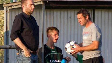 Trainer Christoph Böger (links) ist momentan auch als Psychologe gefragt. Nach dem bitteren Unentschieden in Trogen wird er damit beschäftigt gewesen sein, die Spieler wieder aufzubauen. Ob ihm dies gelungen ist, wird man heute Abend sehen. Mit im Bild Marcel Lindner (Mitte) und Spielleiter Markus Schmidt. Foto: Weiß