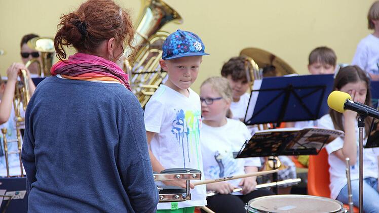 Der siebenjährige Elias Fuchs darf am Schlagzeug ein Solo spielen.