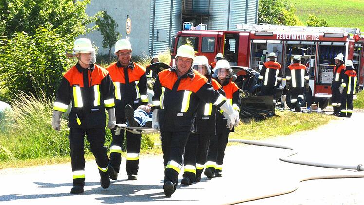 Beim Gemeindefeuerwehrtag waren Profis am Werk. Diesen Eindruck vermittelten die eingesetzten Feuerwehrleute den Zuschauern bei der Schauübung auch beim Abtransport des "Verletzten".