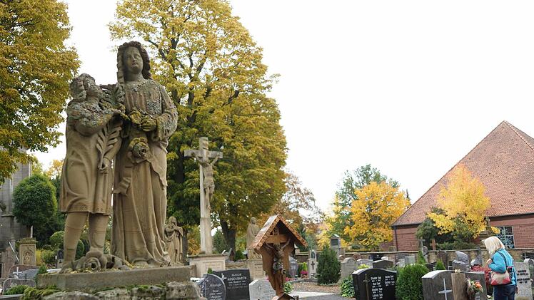 Auf dem Hammelburger Friedhof sind mehrere Grabdenkmäler zu finden. Foto: Arkadius Guzy